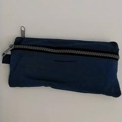 Schoolgerief - Pennenzak, a été signalé par Centraal magazijn utilisant iLost