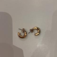 Earring goud, as reported by Pathé de Kuip using iLost