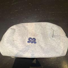 筆入れ Grijs met blauwe logo がiLostで Van der Valk Hotel Amsterdam-Amstel によって報告されました