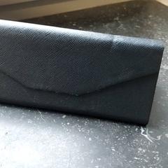 Etui na okulary z okularami, zgłoszono przez Regio Oost-Vlaanderen przy użyciu iLost