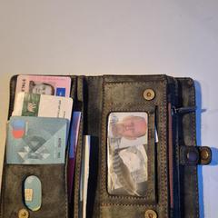 portemonnee, amint azt az iLostnak jelentették.