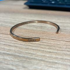 Pulsera rosé gold, bangle, ha sido reportado por Vrije Universiteit Brussel (VUB) con iLost