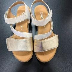Buty schoenen, zgłoszono przez Van der Valk Duiven bij Arnhem A12 przy użyciu iLost