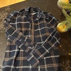 Blusa, como reportado por Van der Valk Hotel Veenendaal utilizando o iLost