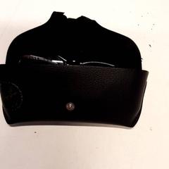 Szemüvegtok szemüveggel, amint azt Qbuzz ZHN az iLost segítségével jelentette.