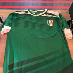 Traxe & Camiseta de fútbol green, segundo informou MEININGER Hotel Köln West usando iLost