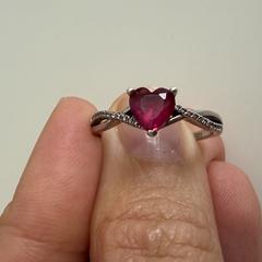 Zilveren ring met roze steen in hart vorm, gerapporteerd met iLost