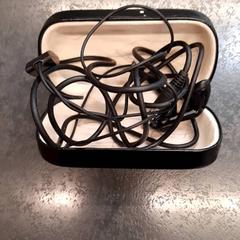 Draadloze oortjes in houder، كما تم الإبلاغ عنه بواسطة Rotterdam The Hague Airport عبر iLost