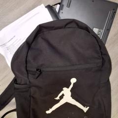 Mochila & Computador portátil Amjad, como reportado por Qbuzz DMG utilizando o iLost