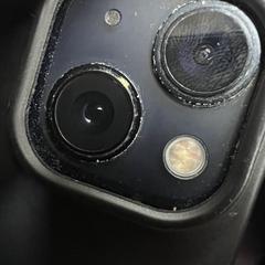 Telefoon iPhone blauw, zwart hoesje met rode tekst, amint azt az iLostnak jelentették.