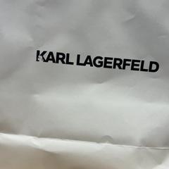 شراء كارل لاغرفيلد كارل لاغرفيلد، كما تم الإبلاغ عنه بواسطة Designer Outlet Roermond عبر iLost