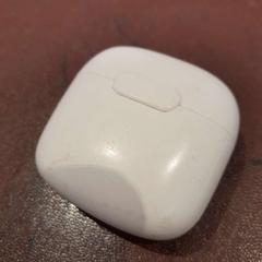 Airpods case blanc, as reported by TCL using iLost