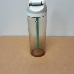 Fľaša na pitie Doorzichtig met witte dop, ako bolo nahlásené Arriva Friesland / Groningen pomocou iLost