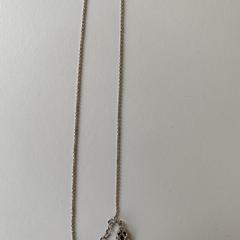 Kettinkje met ballerina spitzen eraan, som rapporterats till iLost