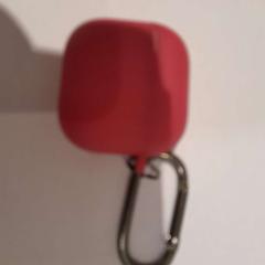 Custodia per airpods rouge, come riportato da TCL utilizzando iLost