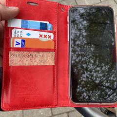 Telefoon met rood omsalghoesje an iLost gemeldet