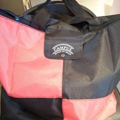 red & black Bag with clothes inside, zoals gemeld door MEININGER Hotel Bruxelles Gare du Midi met iLost