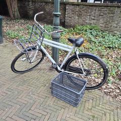 Witte fiets Cumberland met grijze krat, gerapporteerd met iLost