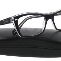 Een bril, merk Ray Ban, zwart met witte binnenkant geprint met ray ban logo's