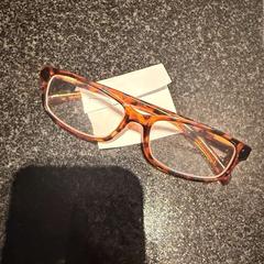 Ulleres, segons ha informat Hotel Van der Valk Harderwijk op de Veluwe mitjançant iLost