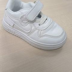 Calzature Blanche taille 21, come riportato da IKEA Orléans - Ardon utilizzando iLost