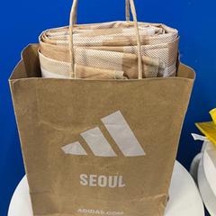Bolso de mano アディダス　紙袋, ha sido reportado por IKEA新宿 con iLost