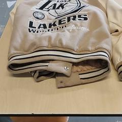 Kleding - kinderjas Lakers, amint azt Centraal magazijn az iLost segítségével jelentette.