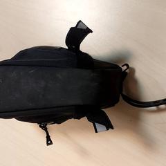 Bolsa - Klein fietstasje zwart, ha sido reportado por Centraal magazijn con iLost