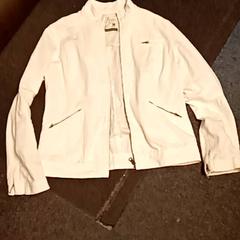 Kurtka, zgłoszono przez Mövenpick Hotel Amsterdam City Centre przy użyciu iLost