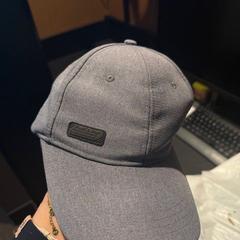 Casquette grijs, a été signalé par Van der Valk Hotel Veenendaal utilisant iLost