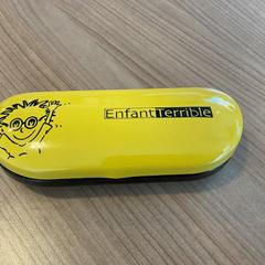 Glasögonfodral med glasögon, rapporterat av Breng Arnhem med iLost