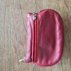 Rood leren etui Arnhem, som rapporterats till iLost