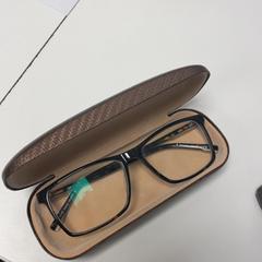 Szemüvegtok szemüveggel, amint azt Pathé Ypenburg az iLost segítségével jelentette.