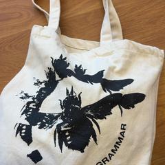 Bolsa tote, segundo informou GVB usando iLost