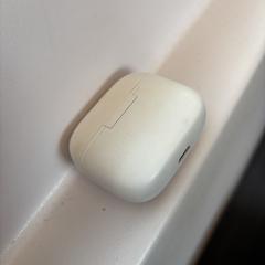 Wit oplaaddoosje oordopjes leeg، كما تم الإبلاغ عنه عبر iLost