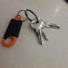 Sleutel 3 sleutels met oranje hanger, zoals gemeld door Alrijne Leiden met iLost
