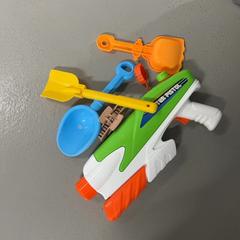 İLost kullanarak Silver Sands Beach tarafından bildirildiği gibi Kids playing toys