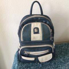 Blauwe rugzak an iLost gemeldet