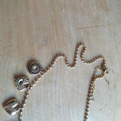 Gouden kettinkje, come riportato a iLost