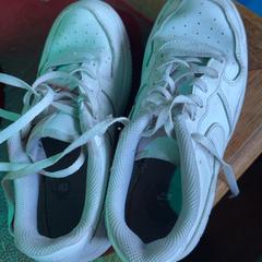 White nike trainers, jak nahlášeno KABUL à GoGo / Teatro pomocí iLost