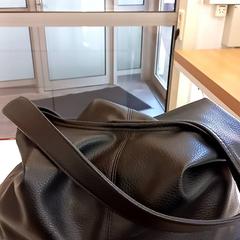 Tote poltsak eta poltsak Zwarte tas, gisa salatu by Arriva Limburg Zuid iLost erabiliz