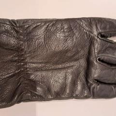 Glove noir, as reported by TCL using iLost