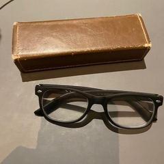 Pouzdro na brýle s brýlemi bruin en zwart, jak nahlášeno Van der Valk Hotel Deventer pomocí iLost