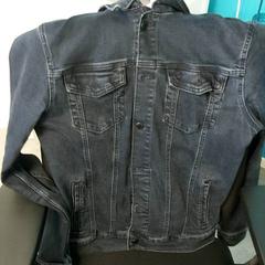 Giacca di jeans, come riportato da Arriva Infoshop Enschede utilizzando iLost