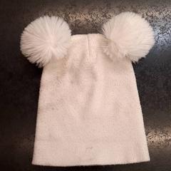 قبعة صغيرة، كما تم الإبلاغ عنه بواسطة Rotterdam The Hague Airport عبر iLost