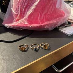 Gyűrűk & Kalap Rings and pink hat. Room 425, amint azt The Tire Station Hotel az iLost segítségével jelentette.