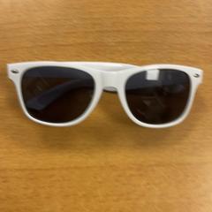 Sluneční brýle, jak nahlášeno Inntel Hotels Amsterdam Centre pomocí iLost