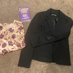 Blazer, Blouse & Boek Zwart paars beige, como reportado por Van der Valk Hotel Apeldoorn - De Cantharel utilizando o iLost