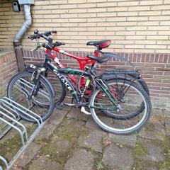 2 fietsen, segons s'ha informat a iLost