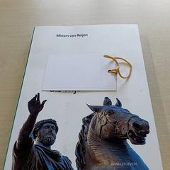 文学 - Boek がiLostで Centraal magazijn によって報告されました